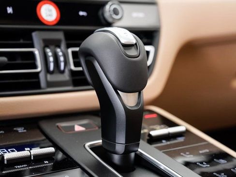 Certified 2025 Porsche Macan AWD/4WD image 20