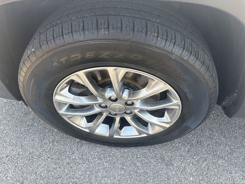 Used 2019 Jeep Cherokee Latitude Plus w/ Comfort/Convenience Group image 10