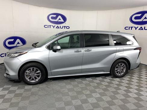 Used 2023 Toyota Sienna XLE FWD image 6
