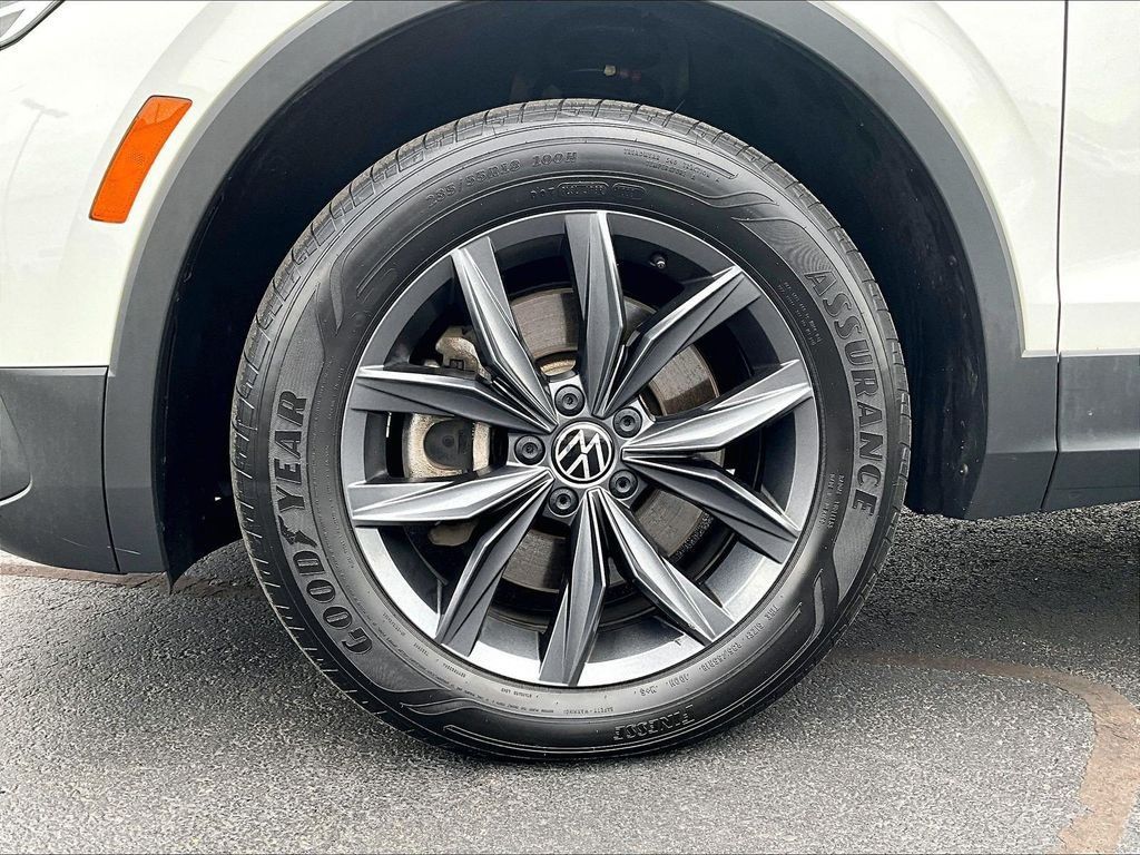 Used 2023 Volkswagen Tiguan SE AWD/4WD image 7