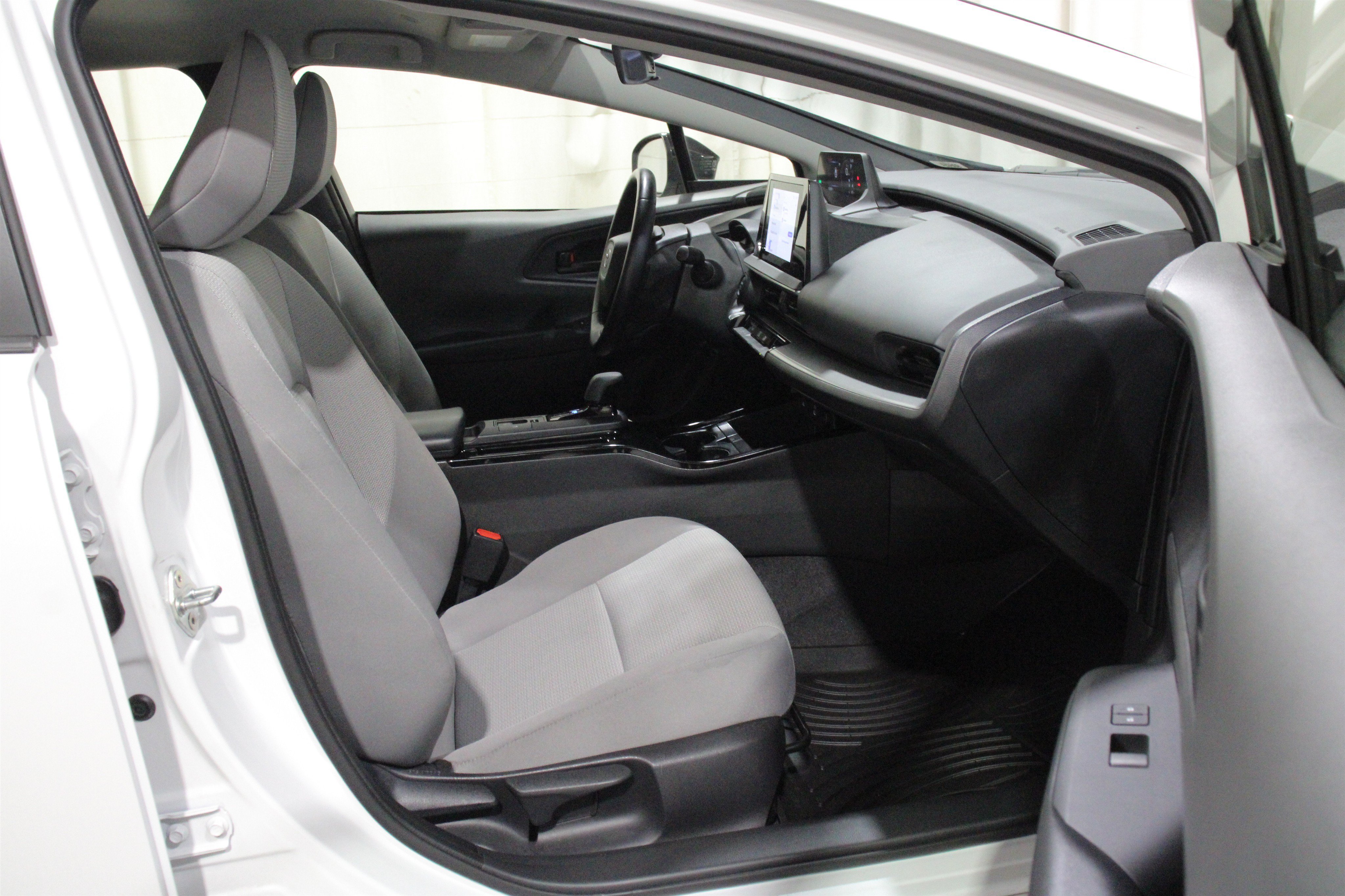 Used 2024 Toyota Prius LE FWD image 27