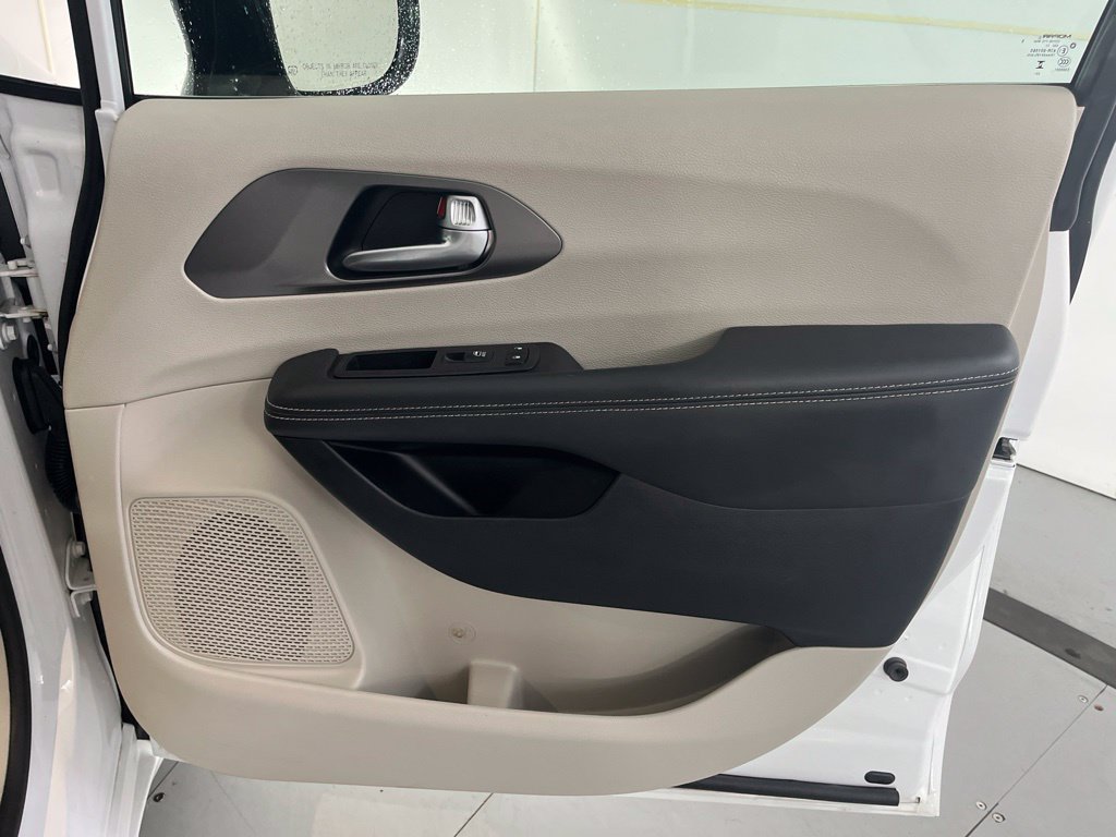 Used 2024 Chrysler Pacifica Touring-L FWD image 29