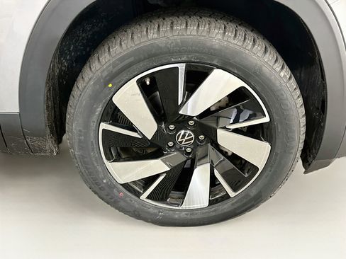 Used 2025 Volkswagen Atlas Cross Sport SE AWD/4WD image 11