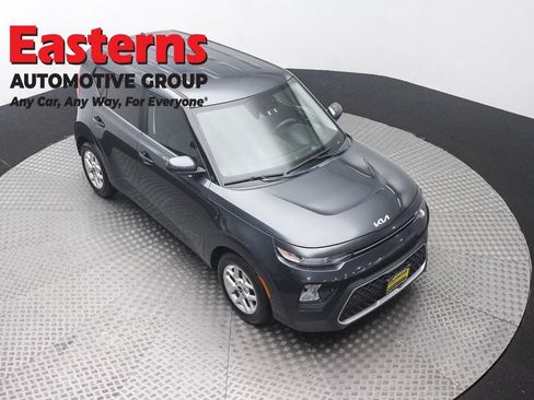 Used 2022 Kia Soul LX w/ Technology Package FWD image 3