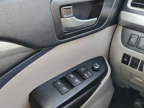 Used 2019 Toyota Highlander XLE FWD image 20