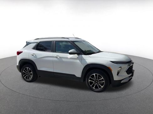 Used 2025 Chevrolet TrailBlazer LT image 2