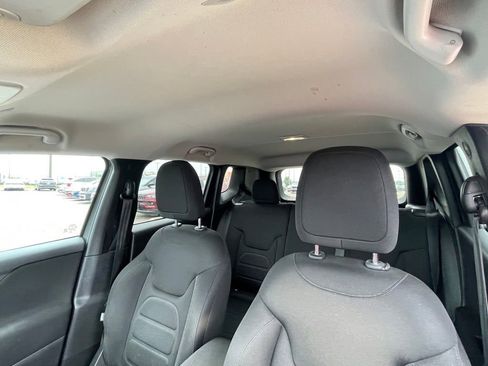 Used 2021 Jeep Renegade Latitude FWD image 18
