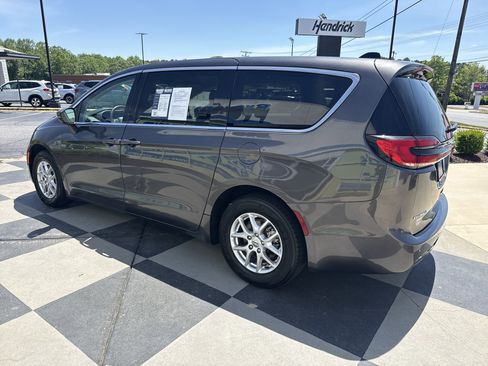 Used 2023 Chrysler Pacifica Touring-L FWD image 8