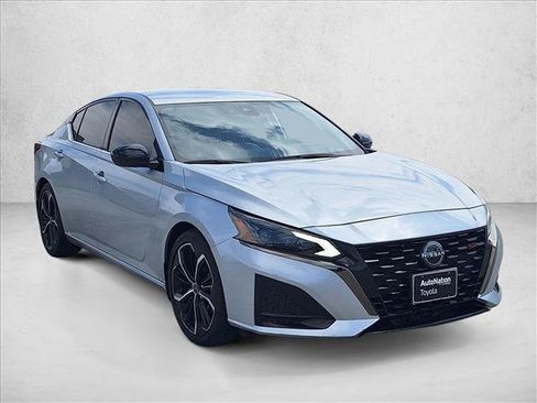 Used 2023 Nissan Altima 2.5 SR FWD image 3