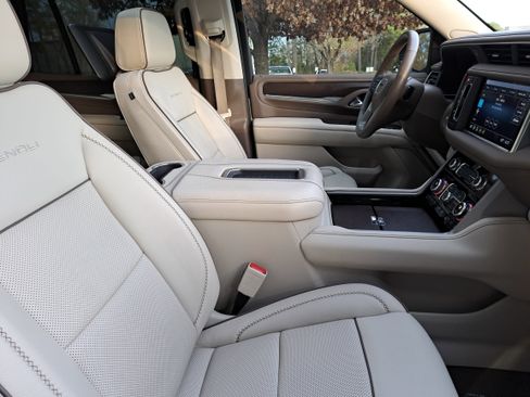 Used 2021 GMC Yukon Denali w/ Denali Premium Package image 10