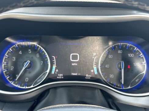 Used 2023 Chrysler Pacifica Touring-L FWD image 23