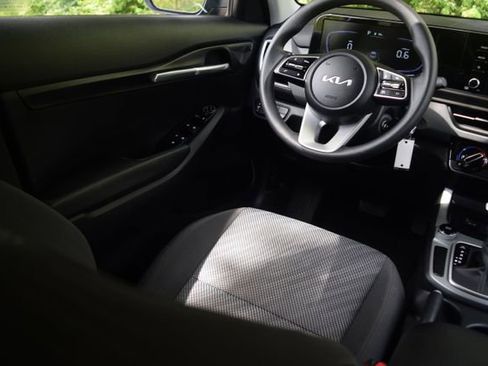 Used 2025 Kia Seltos LX AWD/4WD image 2