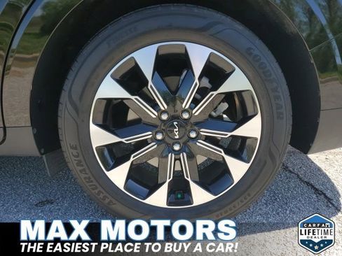 Used 2024 Kia Carnival EX FWD image 14