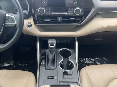 Used 2020 Toyota Highlander XLE image 19