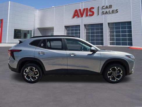 Used 2025 Chevrolet Trax LT w/ LT Convenience Package FWD image 5