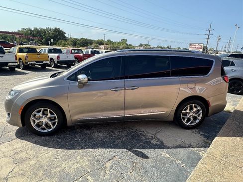 Used 2017 Chrysler Pacifica Limited FWD image 4