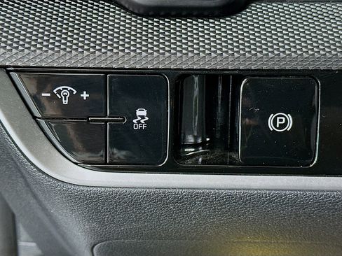Used 2025 Kia Sportage LX FWD image 17