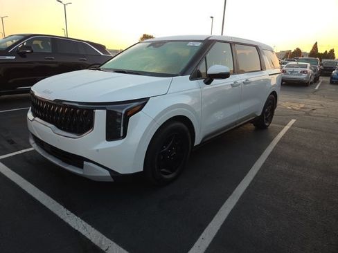 Used 2025 Kia Carnival FWD image 1