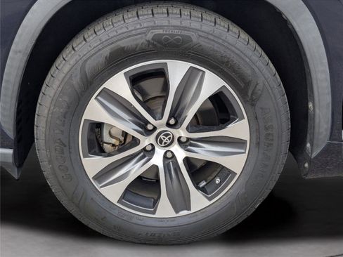 Used 2022 Toyota Highlander XLE image 40
