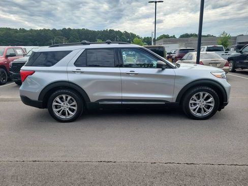 Used 2021 Ford Explorer XLT w/ Equipment Group 202A RWD image 2