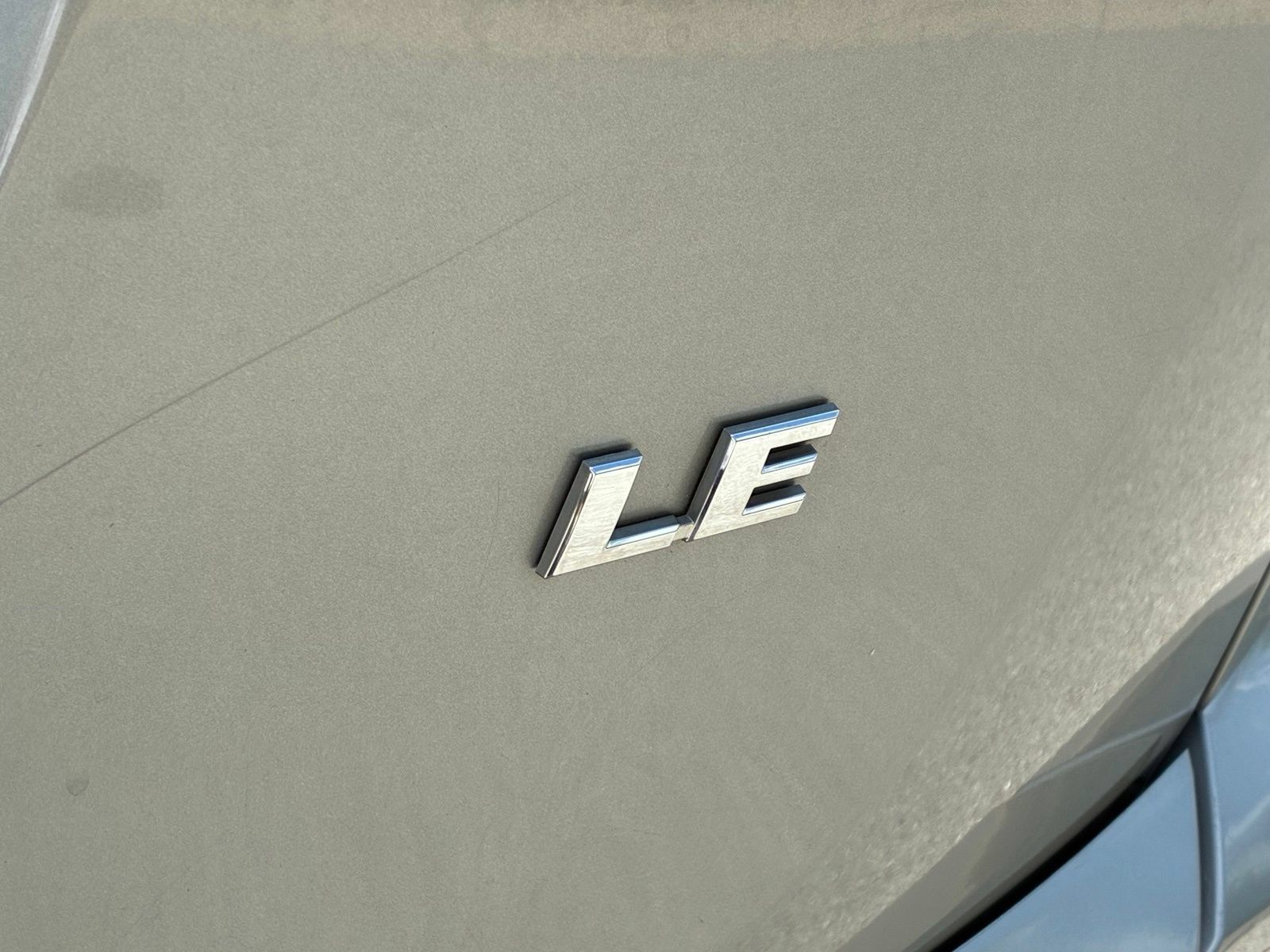 Used 2018 Toyota RAV4 LE FWD image 11
