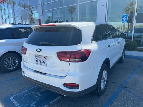 Used 2020 Kia Sorento LX image 2