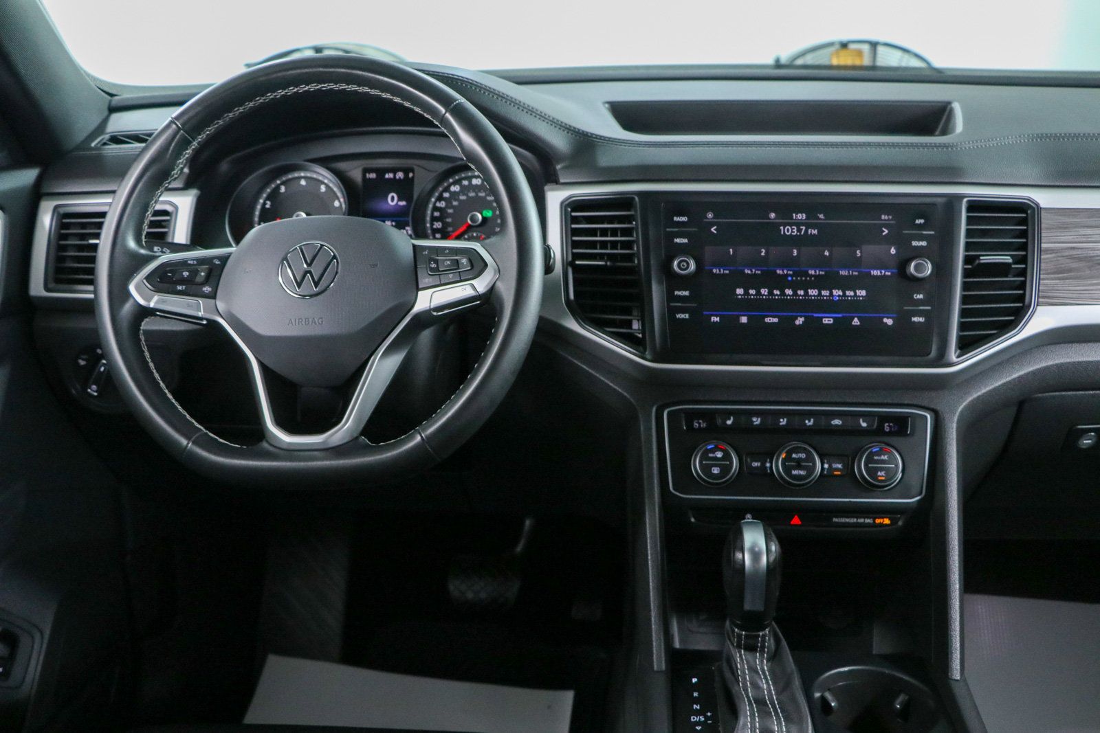 Used 2021 Volkswagen Atlas Cross Sport SE w/ Panoramic Sunroof Package FWD image 17