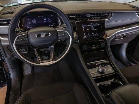 Used 2023 Jeep Grand Cherokee Laredo image 21