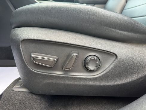 Used 2023 Toyota Highlander XLE AWD/4WD image 11