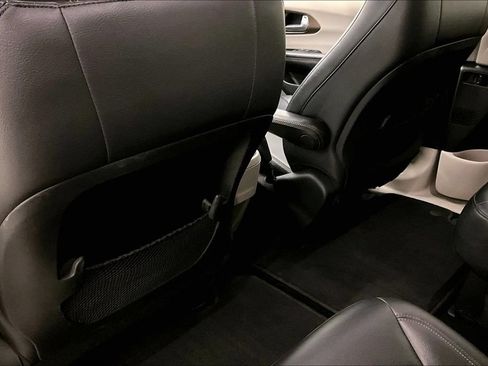 Used 2018 Chrysler Pacifica Touring-L FWD image 10