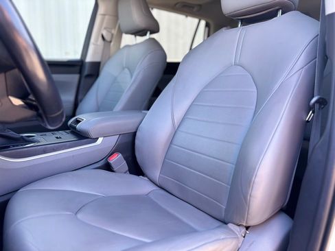 Used 2020 Toyota Highlander XLE image 11