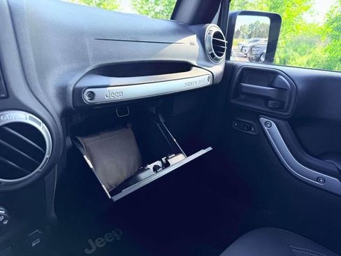 Used 2016 Jeep Wrangler Unlimited Sahara AWD/4WD image 27