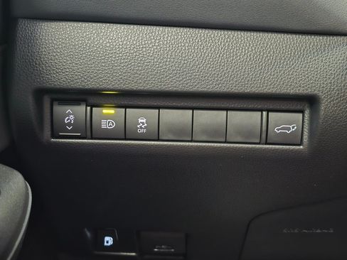 Used 2023 Toyota Venza LE AWD/4WD image 23