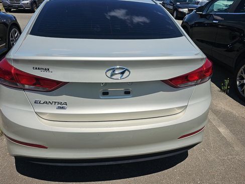 Used 2018 Hyundai Elantra SE FWD image 4