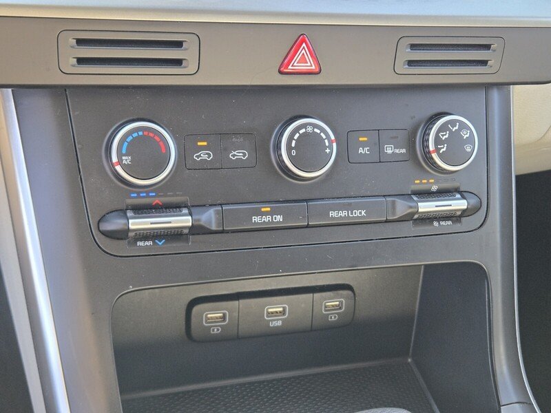 Certified 2023 Kia Carnival LX FWD image 23