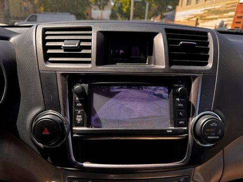 Used 2013 Toyota Highlander SE AWD/4WD image 16