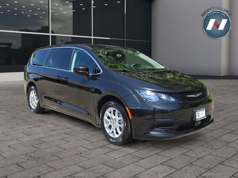 Used 2022 Chrysler Voyager LX FWD image 7