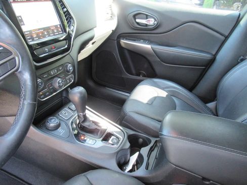 Used 2020 Jeep Cherokee Limited w/ Luxury Group AWD/4WD image 16