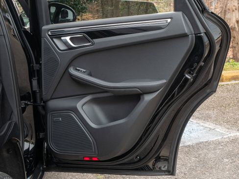 Certified 2025 Porsche Macan AWD/4WD image 35