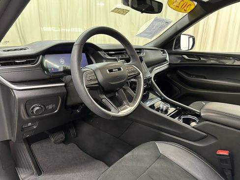 Used 2023 Jeep Grand Cherokee Altitude image 22