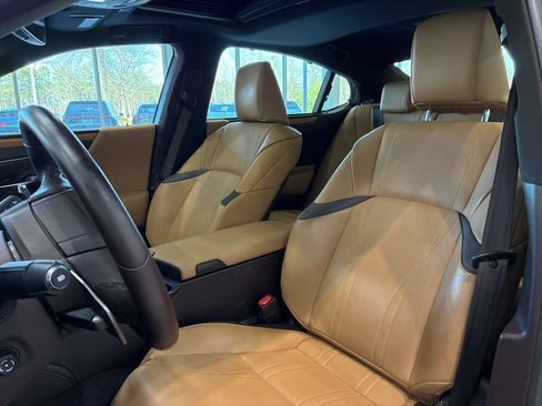 Certified 2019 Lexus ES 300h Ultra Luxury image 13