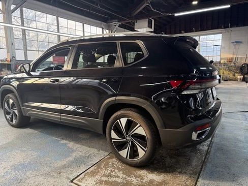 Used 2025 Volkswagen Taos SE image 2