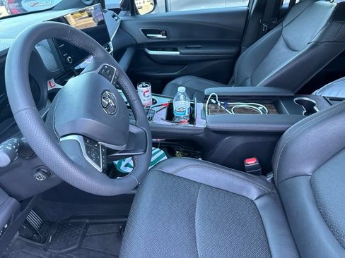 Used 2025 Toyota Sienna Platinum AWD/4WD image 2