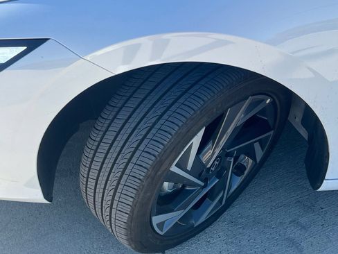 Certified 2025 Hyundai Elantra Sport FWD image 9