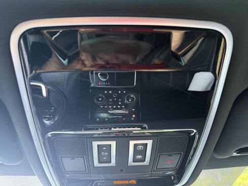 Used 2019 Land Rover Range Rover Velar R-Dynamic SE AWD/4WD image 40