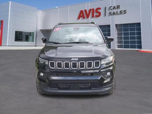 Used 2025 Jeep Compass Latitude w/ Sun & Sound Group AWD/4WD image 2