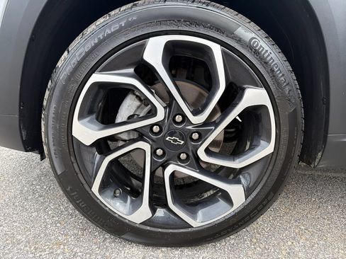 Used 2025 Chevrolet Trax RS w/ Sunroof Package FWD image 27