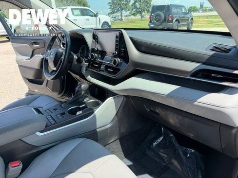 Used 2022 Toyota Highlander XLE AWD/4WD image 42