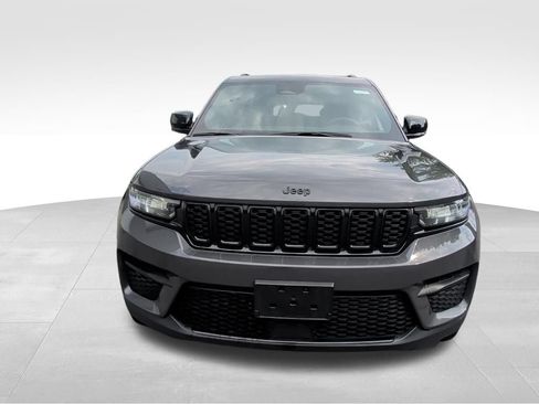 Used 2024 Jeep Grand Cherokee Altitude AWD/4WD image 8