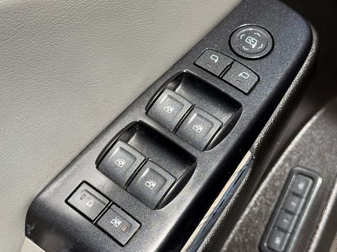 Used 2019 Chevrolet Suburban LT RWD image 24
